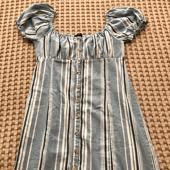 Forever 21 Dresses & Skirts - Buttoned Puff Sleeve Dress